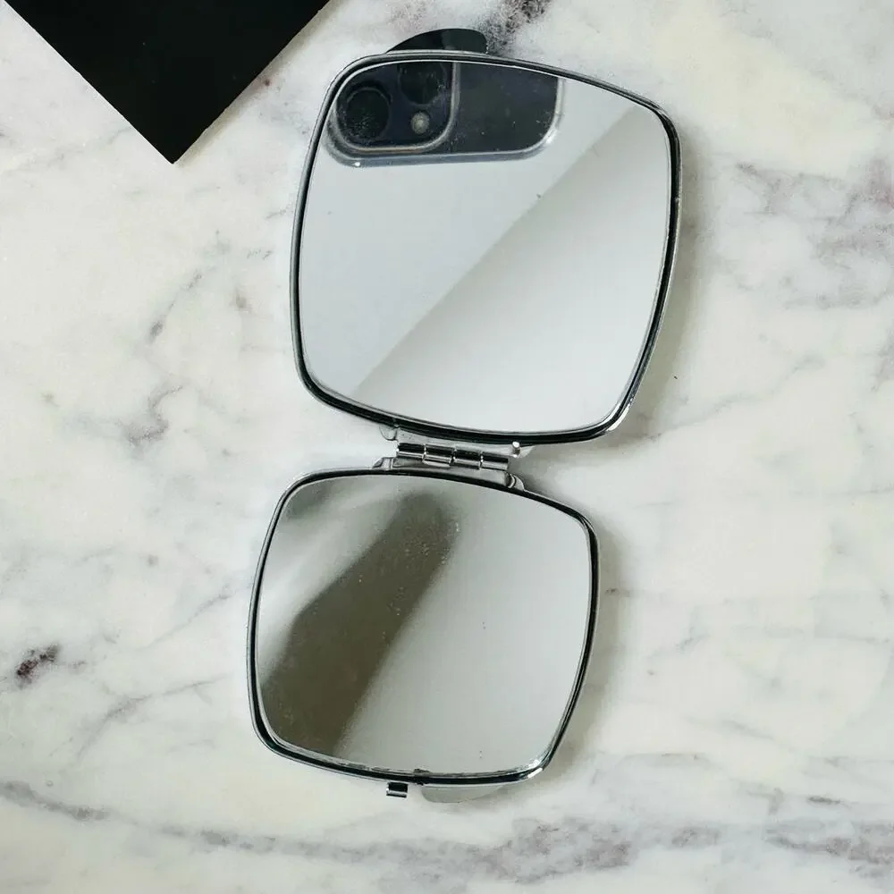 Mujer de perfil con quimono compact mirror